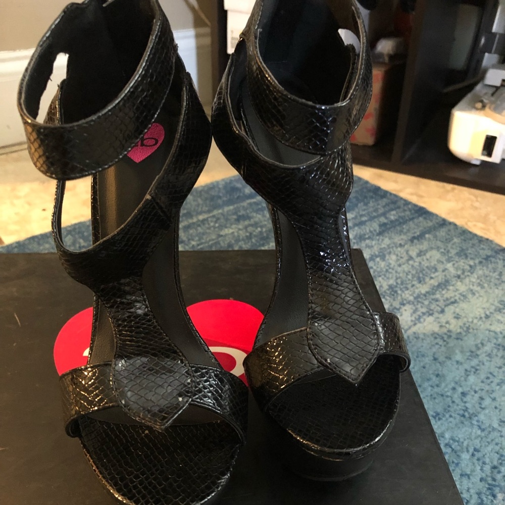 2 Bebe Women heeled sandals